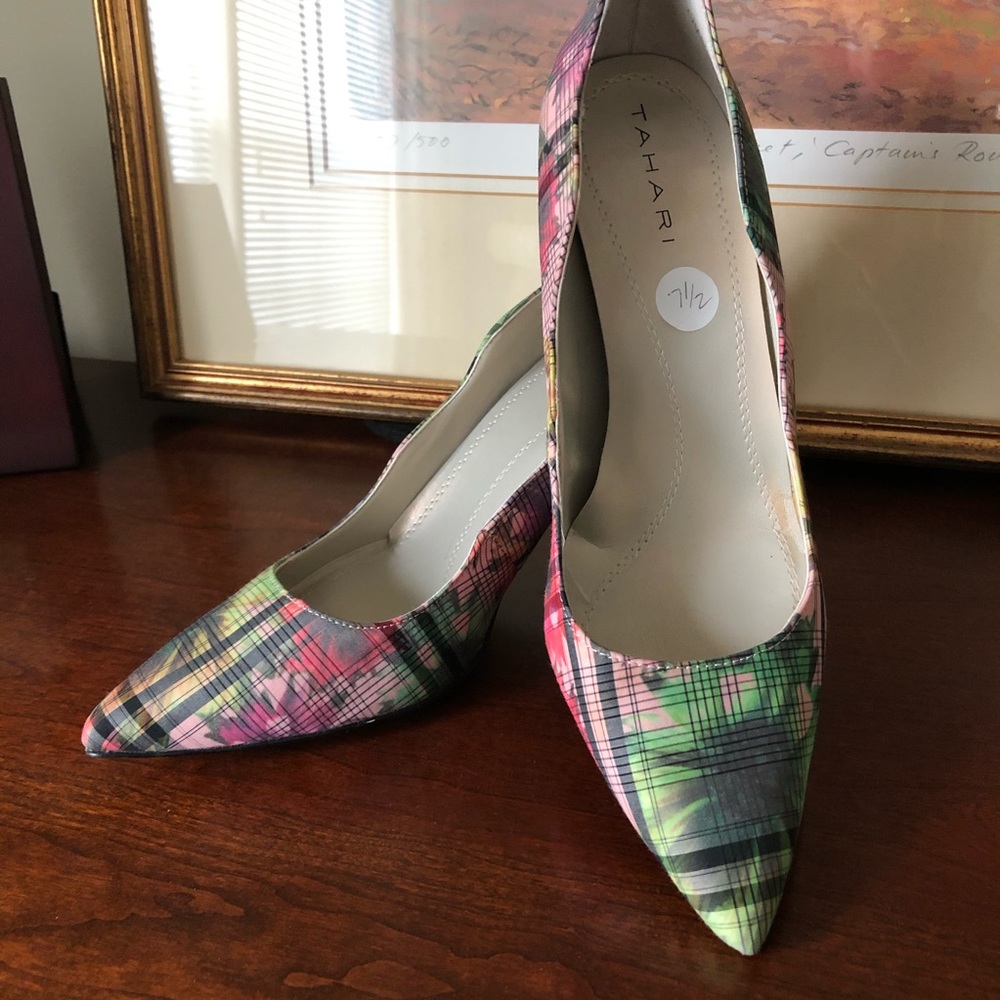 Tahari Scalloped Pump
